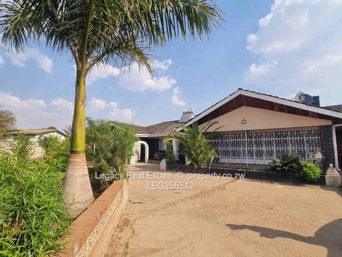 Palm-lined 5-Bed Home on 3000m² in Marimba — Borehole