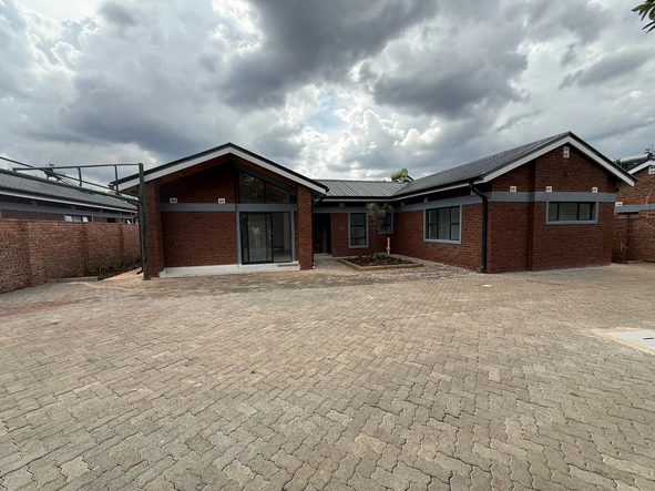 3 Unit Townhouse Complex