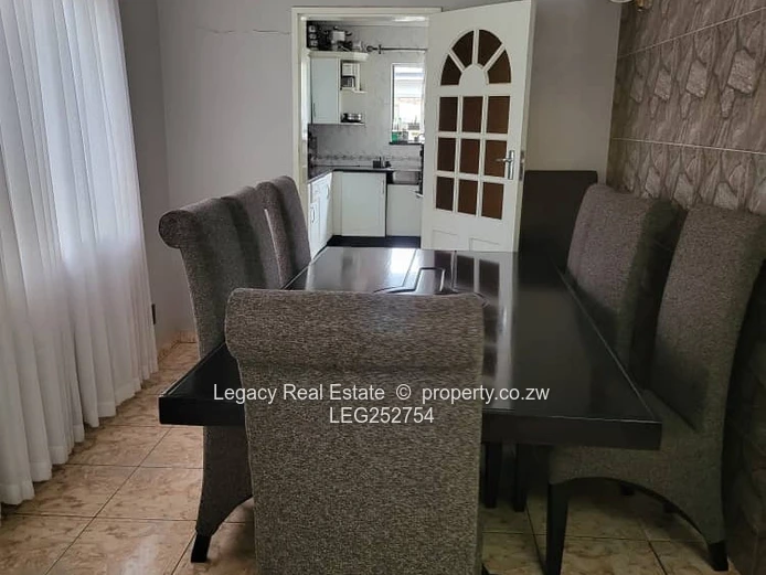 Strathaven 4-Bed Home 340m² - Pool, Borehole & Solar
