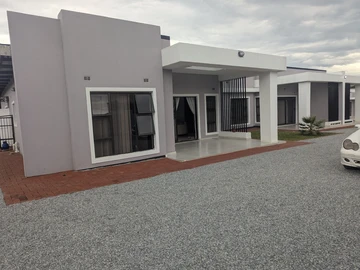 2 Bedroom Flat & Apartment