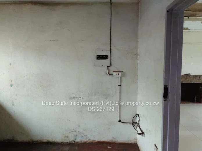 Warrent D house for sale (150m from Bulawayo road)