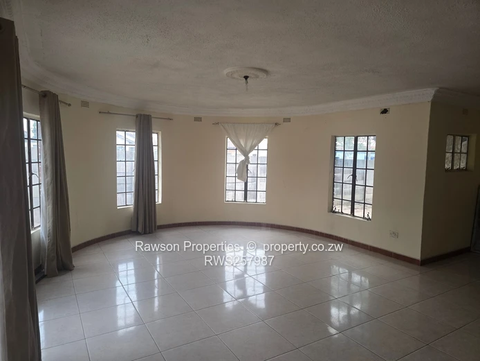 Walled & Gated 5-Bed in Mainway Meadows — Open-Plan Kitchen