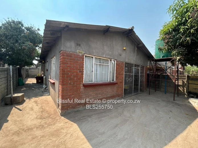 4 bedroom house for sale in Chitungwiza unit k-DEEDS, Nostro Accepted