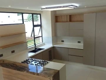 4 Bedroom Flat & Apartment