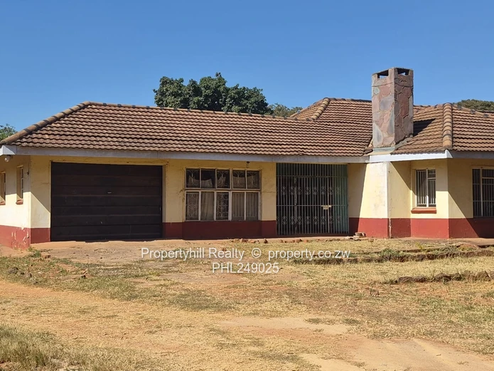 Spacious 4-Bed Family Home on 5000m² with Borehole (Sole Mandate)