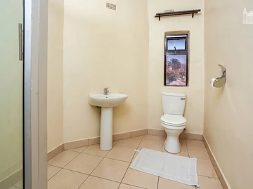 5 Bedroom Flat & Apartment
