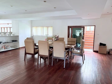 6 Bedroom House