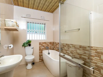 2 Bedroom Flat & Apartment