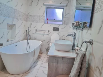 3 Bedroom Flat & Apartment