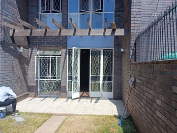 2 Bedroom Flat & Apartment