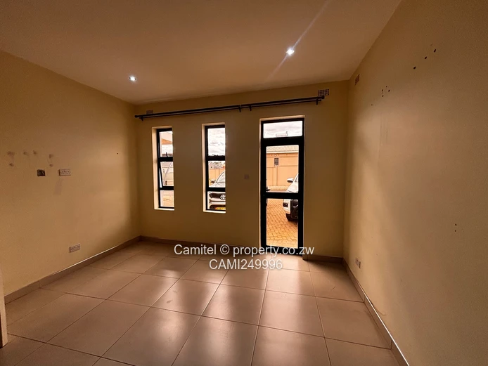 Spacious 3BR Greendale North Flat — Garden, Borehole