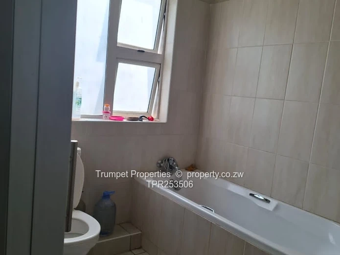 Avondale West: 4BR duplex flat with Garage & Garden