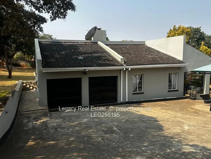 Greystone Park: 4-Bed on 4000m² with Double Garage