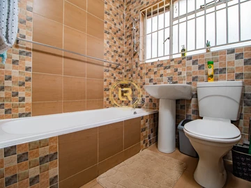 2 Bedroom Flat & Apartment