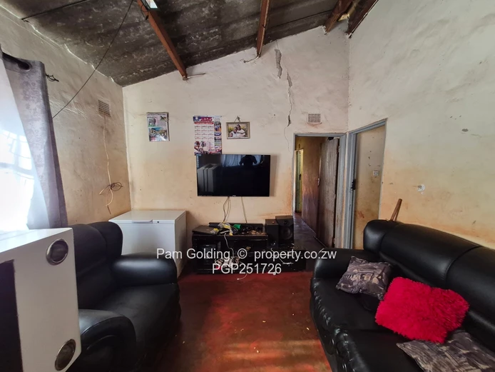 5 Bedroom House For Sale in Warren Park D (Sole Mandate)
