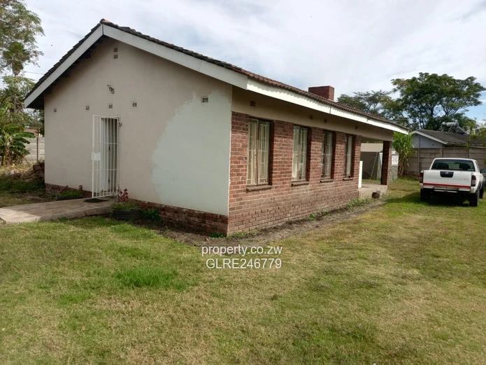 3-Bed Brick Cottage w/ Large Lawn & Borehole