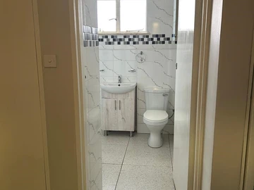 2 Bedroom Flat & Apartment