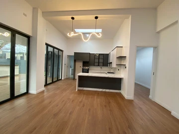 4 Bedroom Flat & Apartment