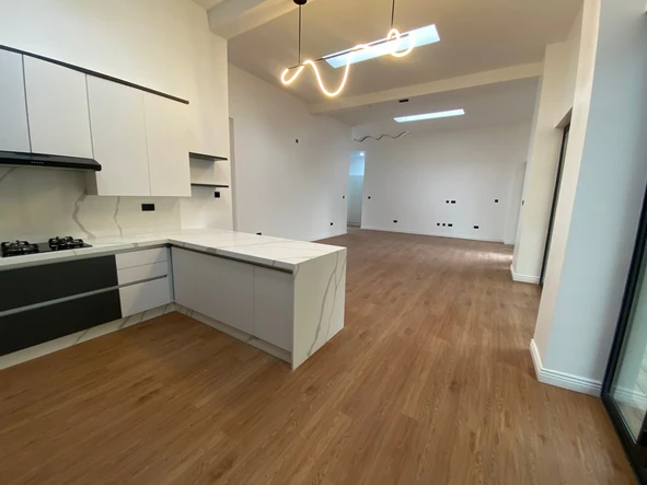 4 Bedroom Flat & Apartment