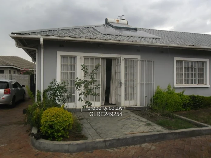 Marlborough 2-Bed Garden Flat — Borehole & Paved Courtyard