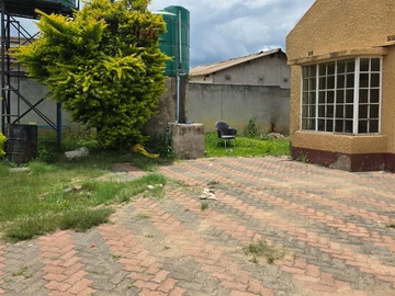 2 Bedroom Flat & Apartment