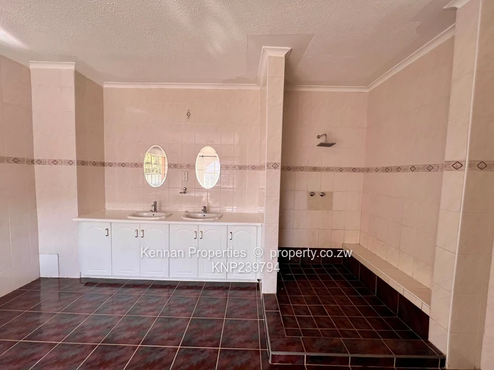 House For Sale in Glen Lorne!