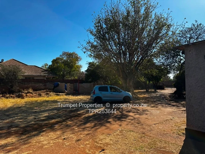 Eastlea: 3-Bed Home on 2,526 m² — Walled, Verandah
