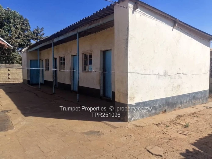 Mufakose 5-Bed Home — Verandah, Secure Yard & Good ZESA