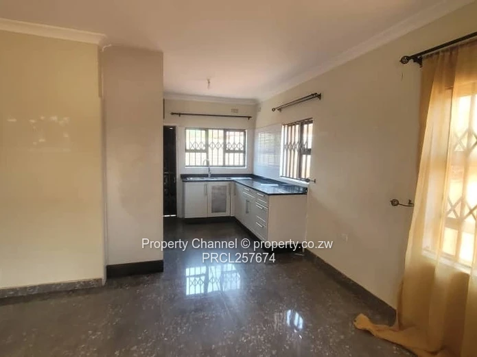 Spacious 3-Bed Cottage in Gletwin Park — Borehole & Solar