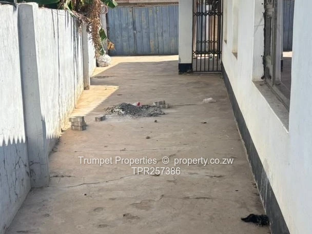 4-Bed Norton Home — Title deeds, Borehole