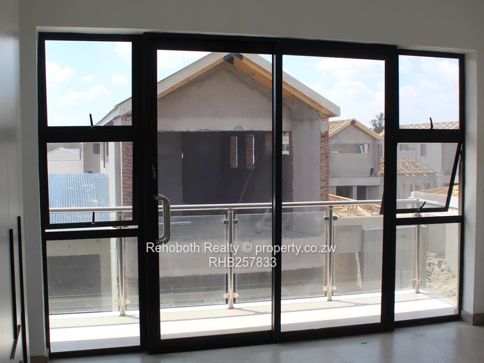 Contemporary 4-Bed Marlborough Flat with Borehole