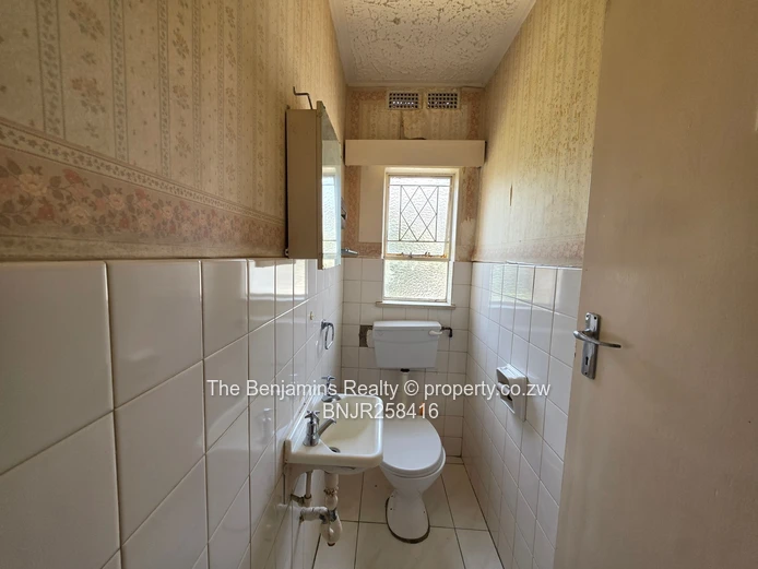 2-Bed Garden Flat in Strathaven — Garage & Tank