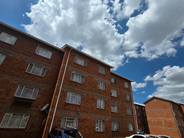 Charming 2-Bedroom Flat with Borehole in Ardbennie, Harare