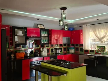 5 Bedroom House