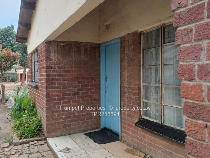 Glen Norah 4BR Home with Borehole & Yard — Fixer