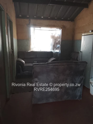 Glen Norah: 2-Bed Fixer-Upper on 200m² with Borehole