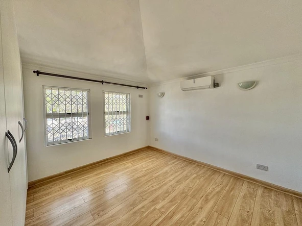 2 Bedroom Flat & Apartment