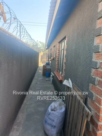 Chitungwiza 5-Bed Home with Borehole & Built-in Wardrobes