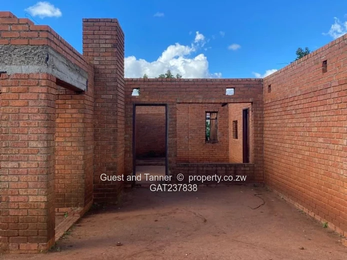 Spacious 600sqm Property with 4 BR and Cottage in Mahatshula North, Bulawayo – Finish to Your Taste