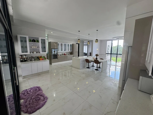 5 Bedroom House
