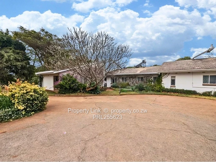 Family Home On Quiet Close With Borehole & Pool