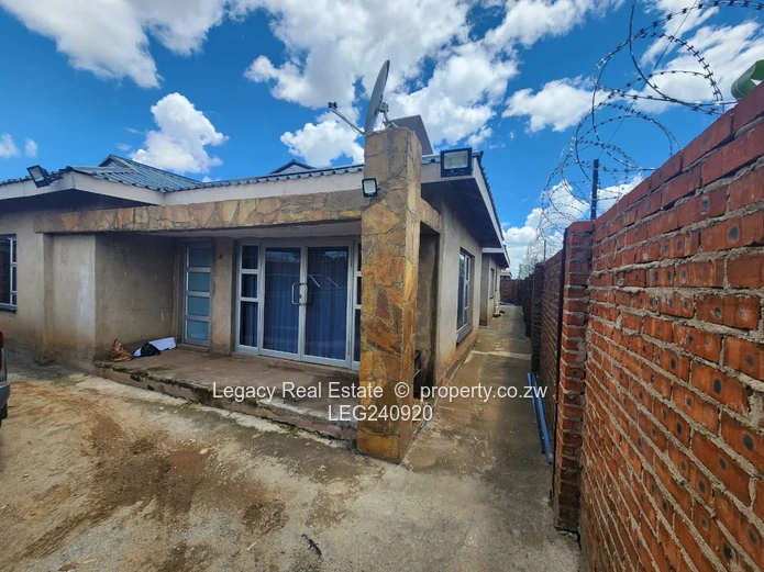 Granary Home with 2 Ensuites, Solar & Borehole