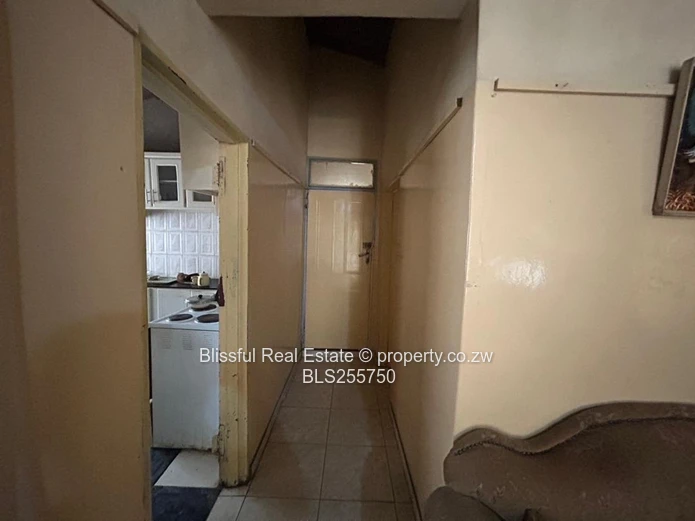 4 bedroom house for sale in Chitungwiza unit k-DEEDS, Nostro Accepted