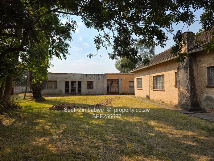 Hatfield: 4-Bed Home on 5,764 m² with Mature Trees