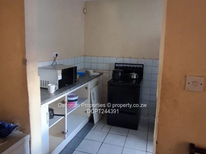 Cozy 4-bed with paved yard in Zimre Park