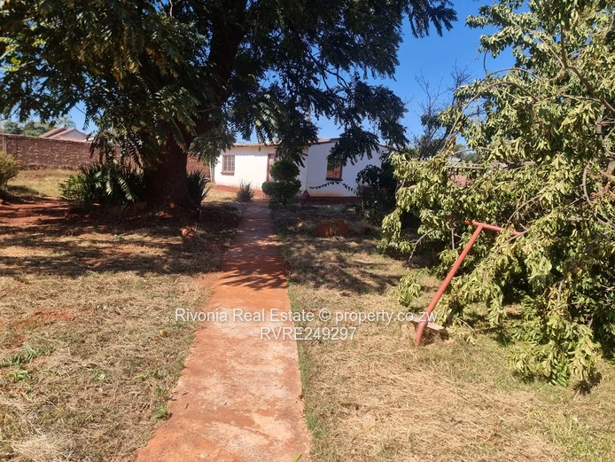 2-Bed Cottage with Spacious Garden & Borehole – Greendale North