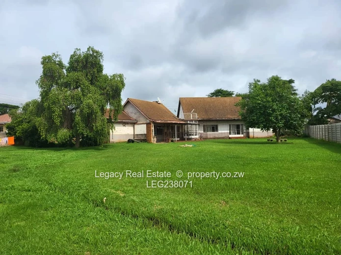 Prime 3,200sqm Stand with House & Staff Quarters