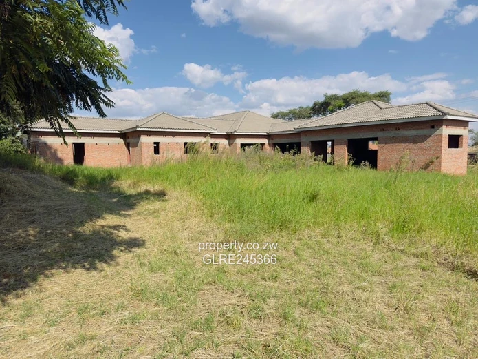 Unfinished 5-Bed 700 m² Home on 1 Acre in Bluff Hill