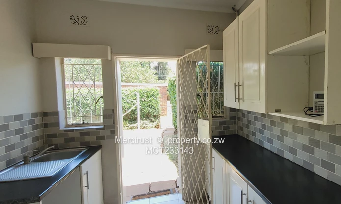 Neat simplex garden flat (Sole Mandate)