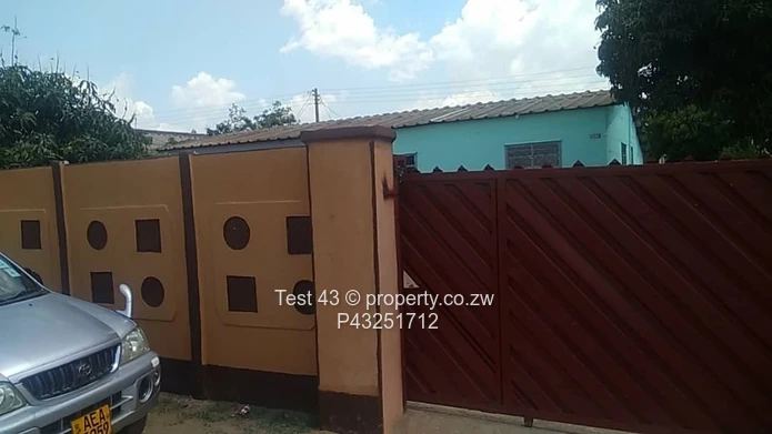 Charming 3-Bed Home with Veranda & Garden — Chitungwiza